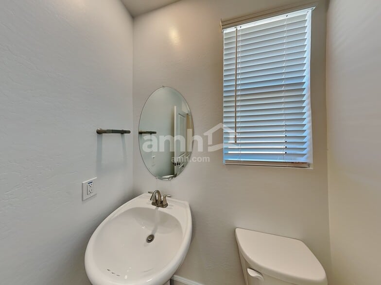 Building Photo - 614 W Hackamore Ave