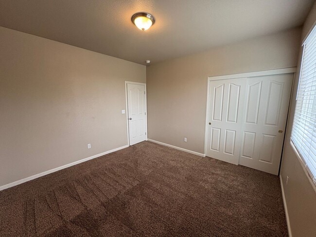 Building Photo - Spacious NW Visalia home Near Shopping Center Available Now!
