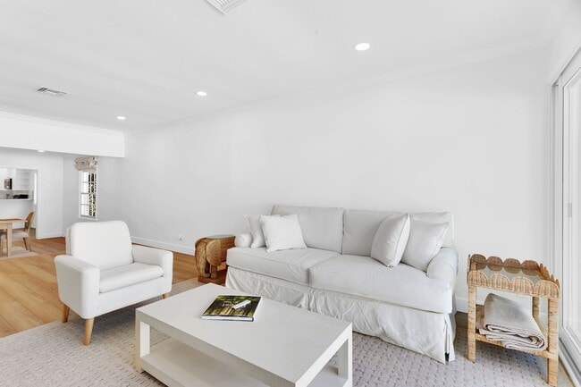 Building Photo - 211 Miraflores Dr