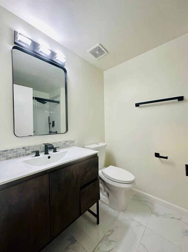 Building Photo - 7821 Sanibel Dr