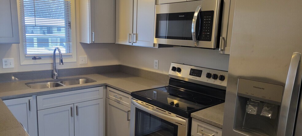 Building Photo - 2080 NW Hickory Ln