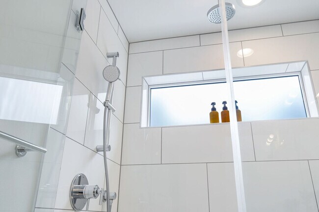 Building Photo - 628 10th Ave E