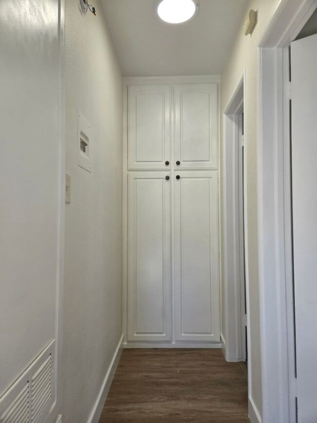 Building Photo - 1-Bedroom 1 bath unit in Van Nuys Zero deposit required at move in for qualified applicants throu...