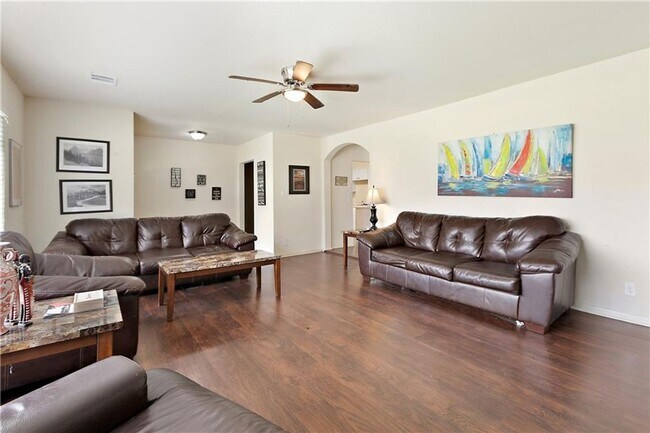 Building Photo - Duplex 11 Bedrooms 6 Baths Available August 2025