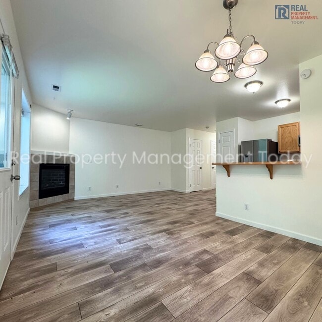 Building Photo - Cozy 2 Bedroom Townhouse + Garage Near Lak...