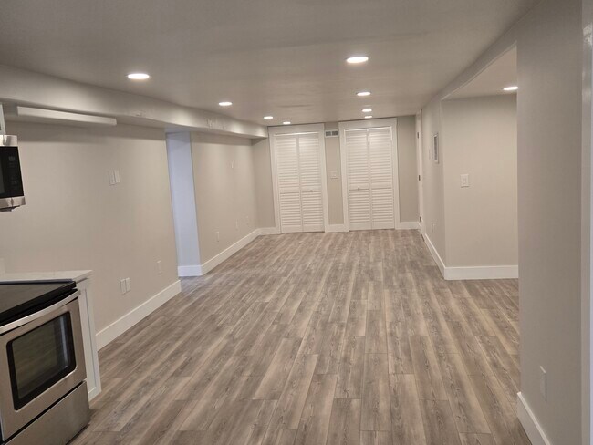 Building Photo - 929 Due W Ave N