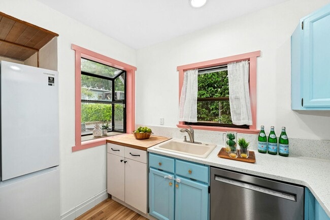 Building Photo - 3Bd/1.75Ba Seattle Home