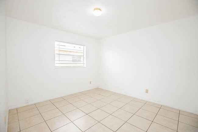 Building Photo - Beautiiful Palm Gardens 2 bedroom, 1 bath ...