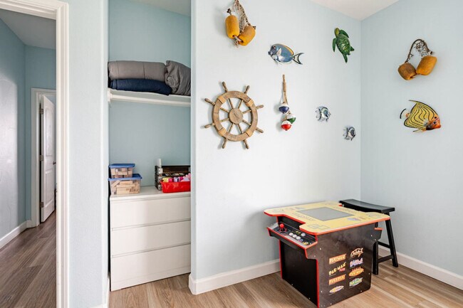 Building Photo - 994 Dolly St