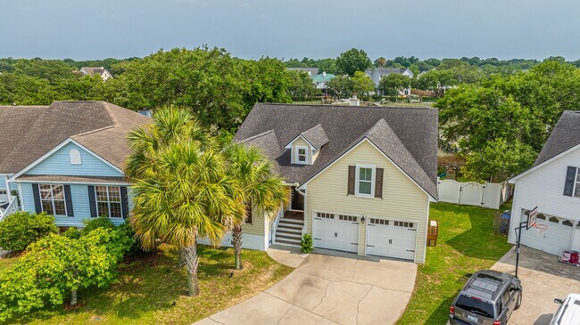 Building Photo - Gorgeous 4 BR/2BA Marshfront Home With Cre...