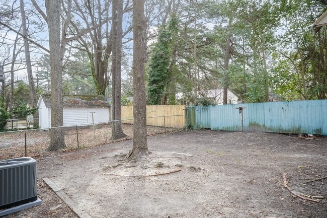 Building Photo - 3 Bed/2 Bath with a great back yard!