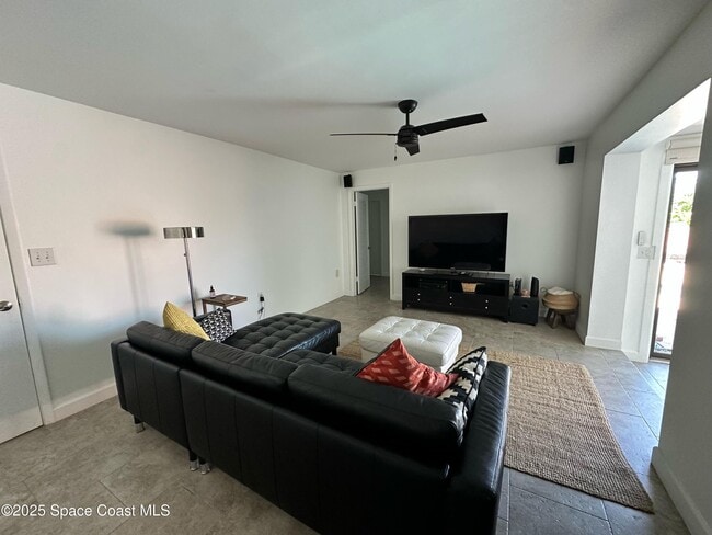 Building Photo - 302 W Osceola Ln