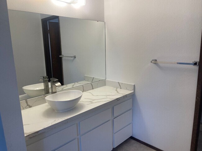 Building Photo - Charming 3bd split level