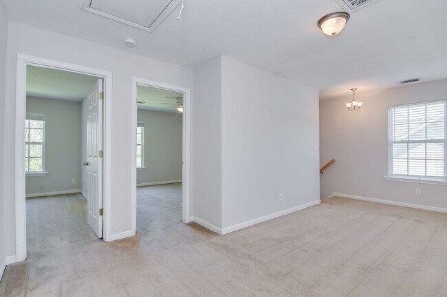 Building Photo - 3 Bedroom 2.5 Bath Townhouse