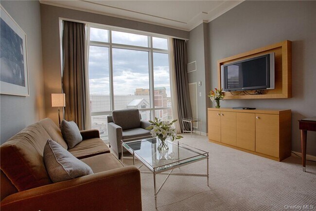 Building Photo - 1 Renaissance Square