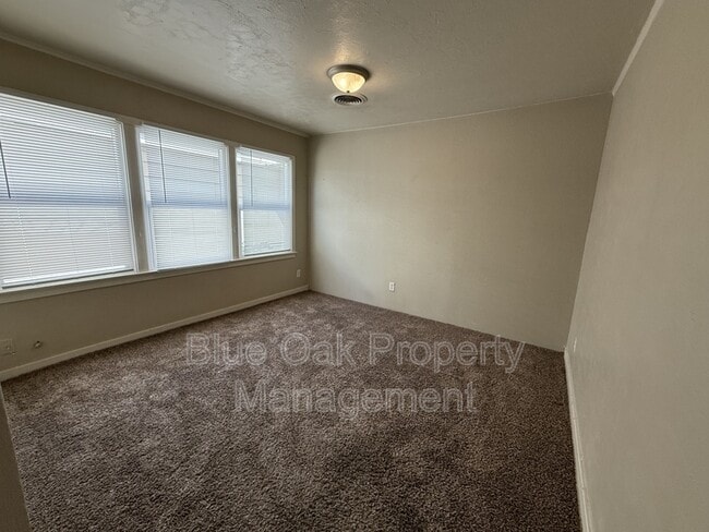 Building Photo - 310 Oak St