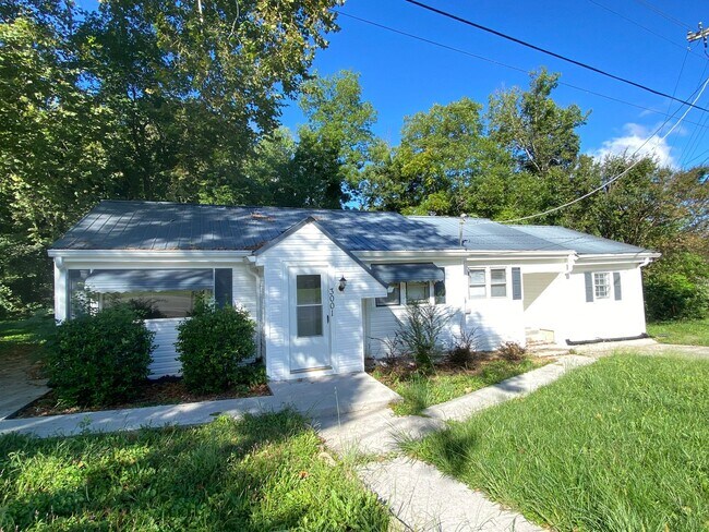 Building Photo - 3 Bedroom 1 Bathroom House