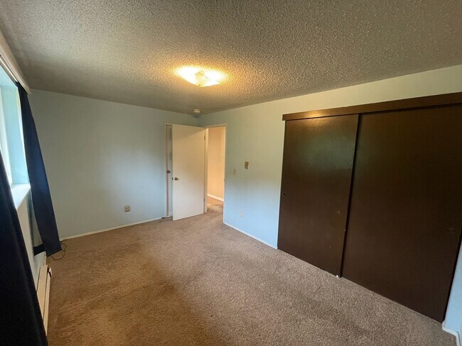 Building Photo - 1017 N Viewmont Dr