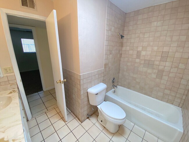 Building Photo - West El Paso 4 bed refrig A/C Home!