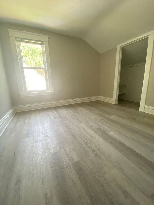 Building Photo - Fully Renovated 3 bed 2 bath home - Ask ab...