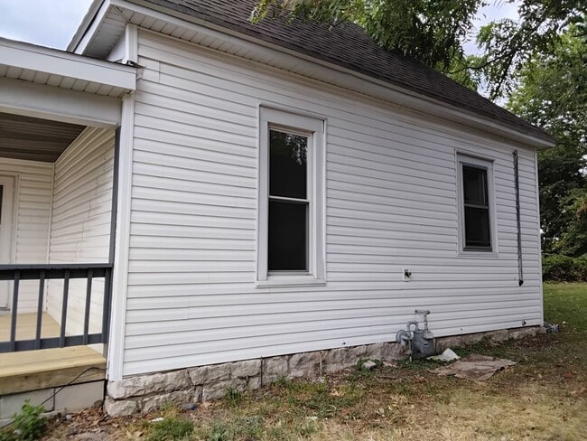 Building Photo - 1/2 OFF MOVE IN AMOUNT! 1/2 OFF SECURITY! 2 Bed 1 Bath Home