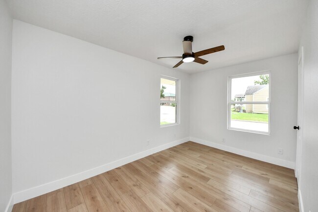 Building Photo - 501 Schilling Ave