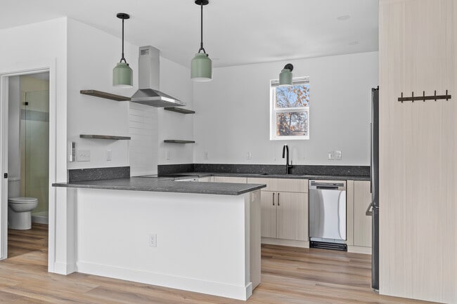 Building Photo - 609 E 5th St