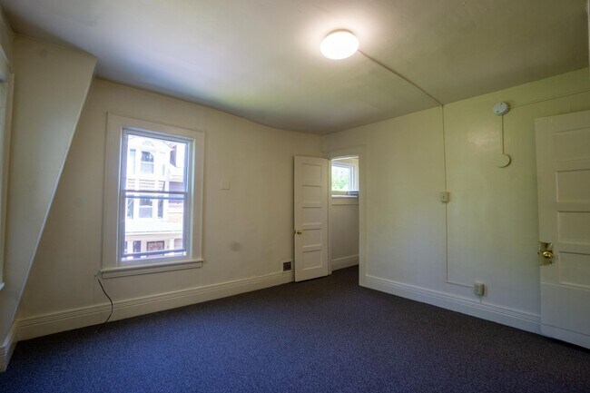 Building Photo - Available 6/1/26 - 4 Bedroom Duplex Close ...