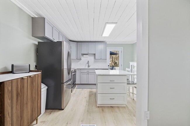 Building Photo - Gorgeous Totally Remodeled 3/2 in Garden C...