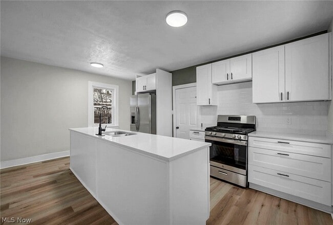 Building Photo - 1939 W 54th St