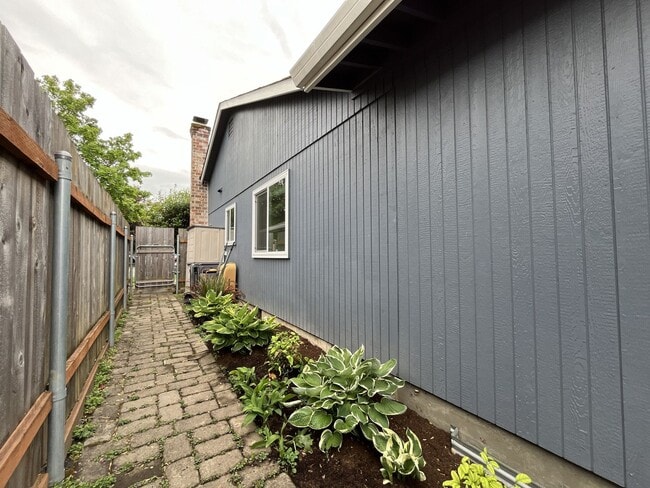 Building Photo - Charming Home Near Nike Campus with Vaulted Ceilings & Updated Kitchen