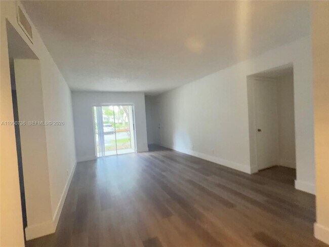 Building Photo - 300 Gardens Dr