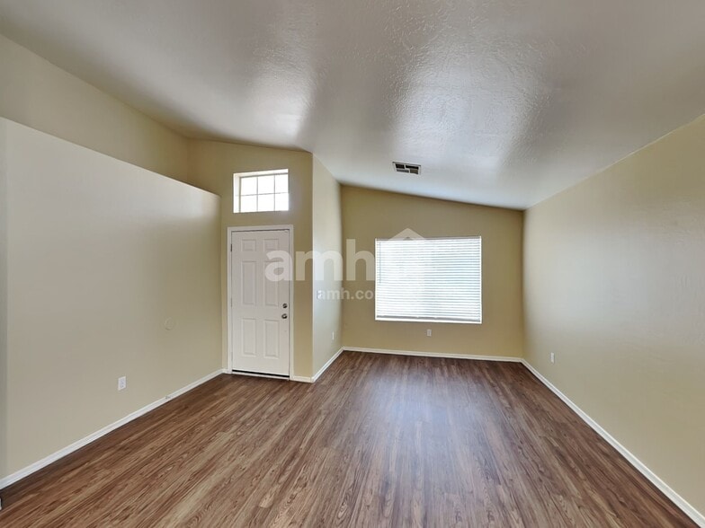 Building Photo - 7515 E Medina Ave