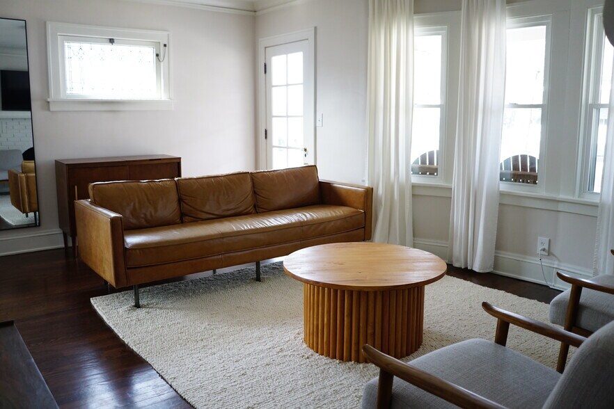 Building Photo - 10010 Burton Ave