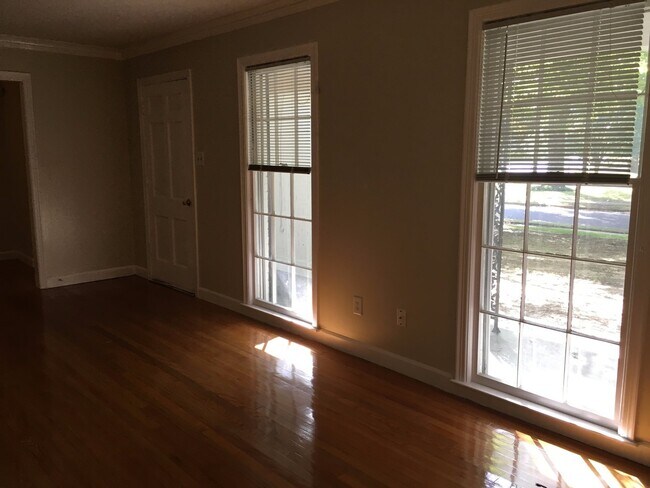 Building Photo - Dont miss out on this spacious East Memphi...