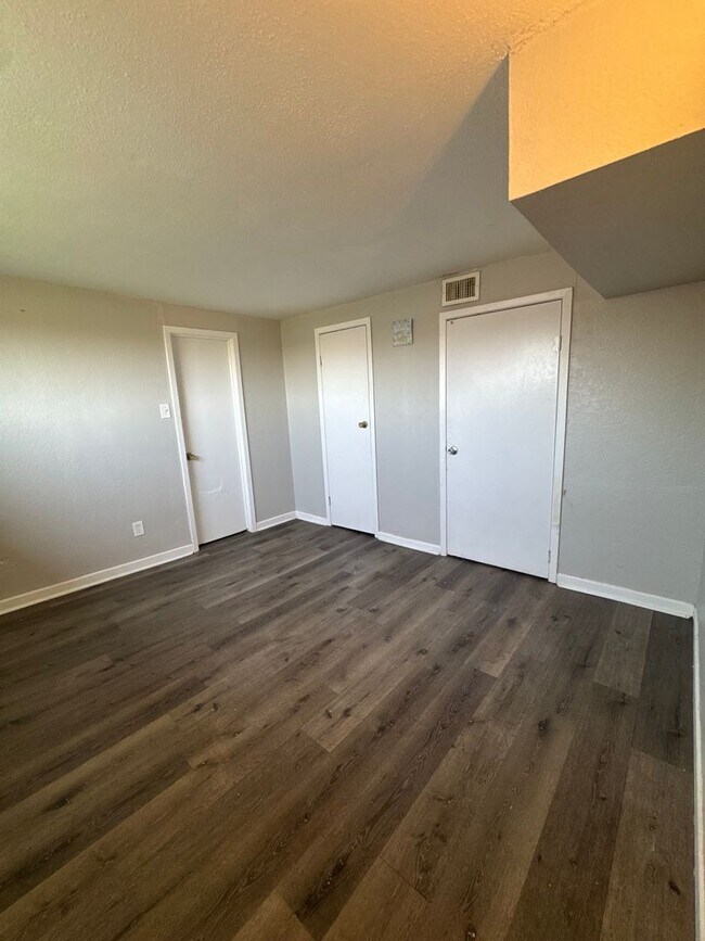 Building Photo - Updated 2-Bed, 2-Bath Duplex
