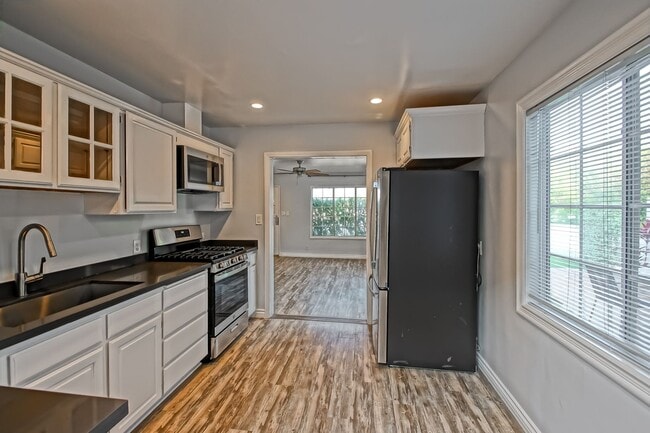 Building Photo - CHARMING & AIRY HOME W/ SPACIOUS FENCED YARD & LARGE 2-CAR GARAGE CLOSE TO SCHOOLS, SHOPPING & MI...