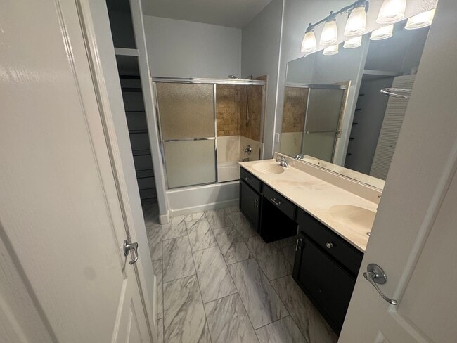 Building Photo - 2 bedroom | 2 bathroom | Upstairs loft | L...