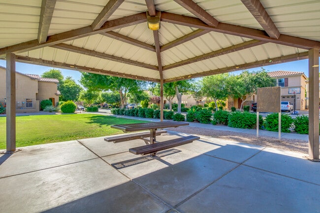Building Photo - Beautiful 4-Bedroom Home For Rent in Queen...