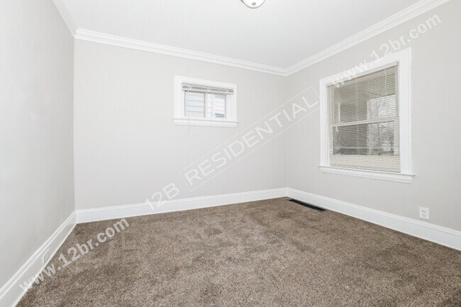 Building Photo - 2-Bedroom Down Unit and Large Kitchen