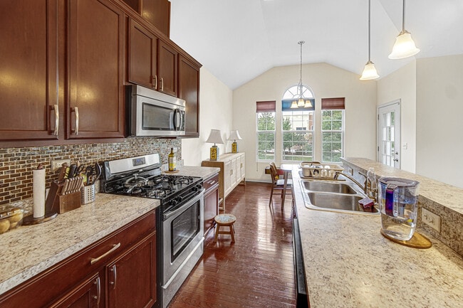 Building Photo - 2528 Dunraven Ave