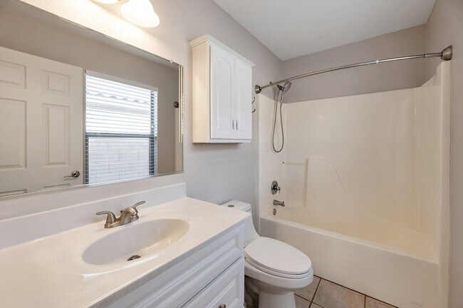 Building Photo - 3 bed 2 bath home in the Arizona Impressio...