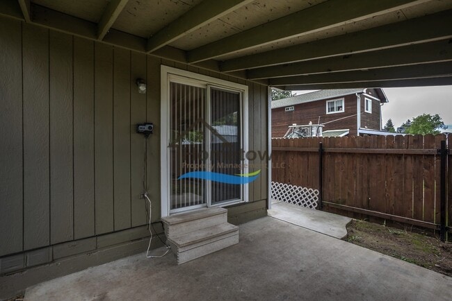 Building Photo - Very Nice 2 Bed Home with Fully Fenced Bac...
