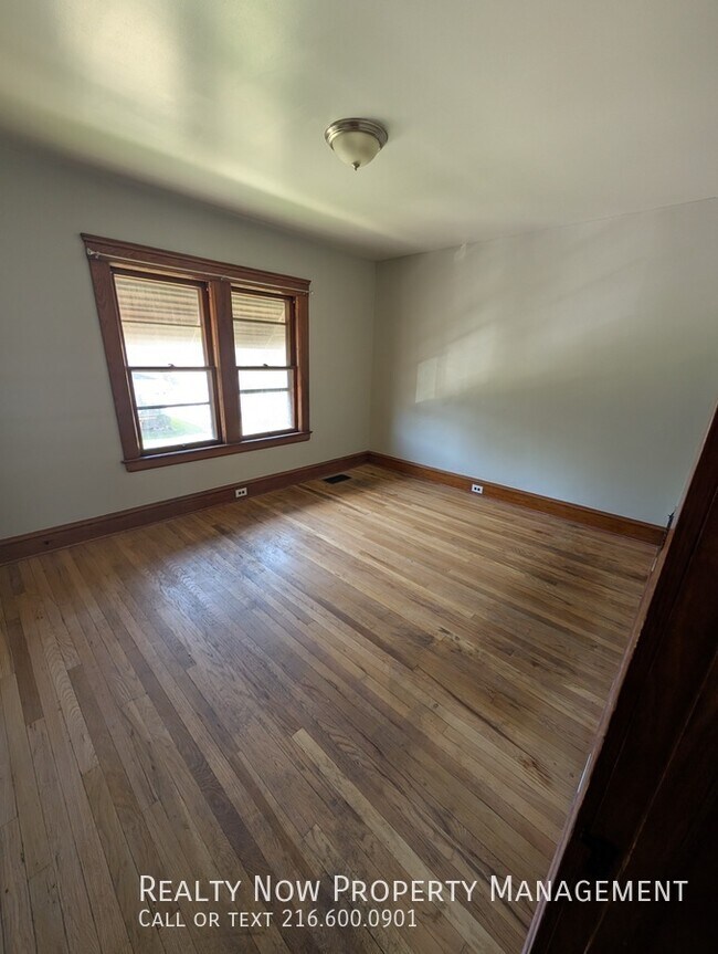 Building Photo - 1313 W 93rd St
