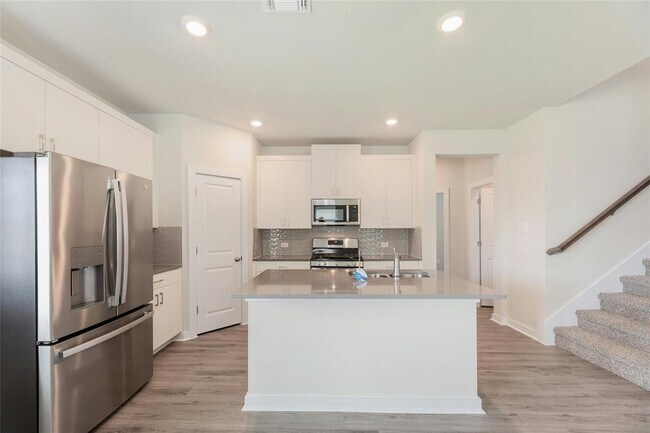 Building Photo - 512 Clearlake Dr