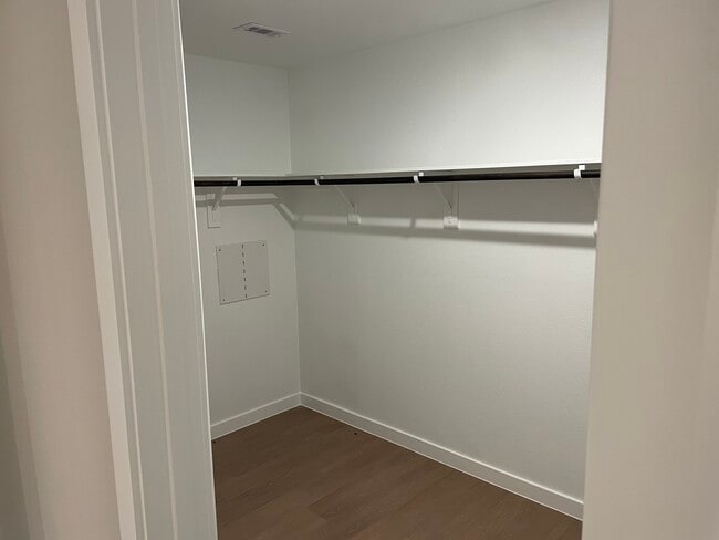 Building Photo - London Home