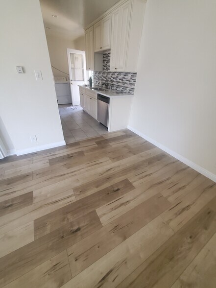 dining & kitchen equiped - 13527 Burbank Blvd