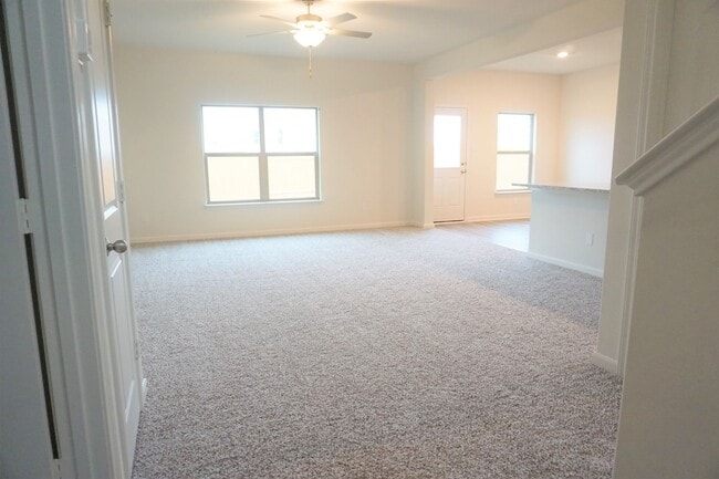 Building Photo - Modern 4 Bedroom Home in Windmill Farms with Community Pools and Trails