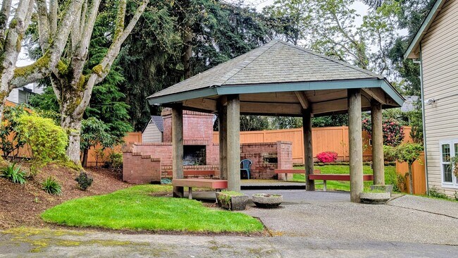 Building Photo - Spacious 3 Bedroom Townhome in Small Complex
