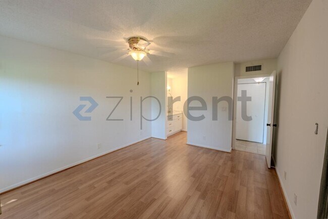Building Photo - Unit C110